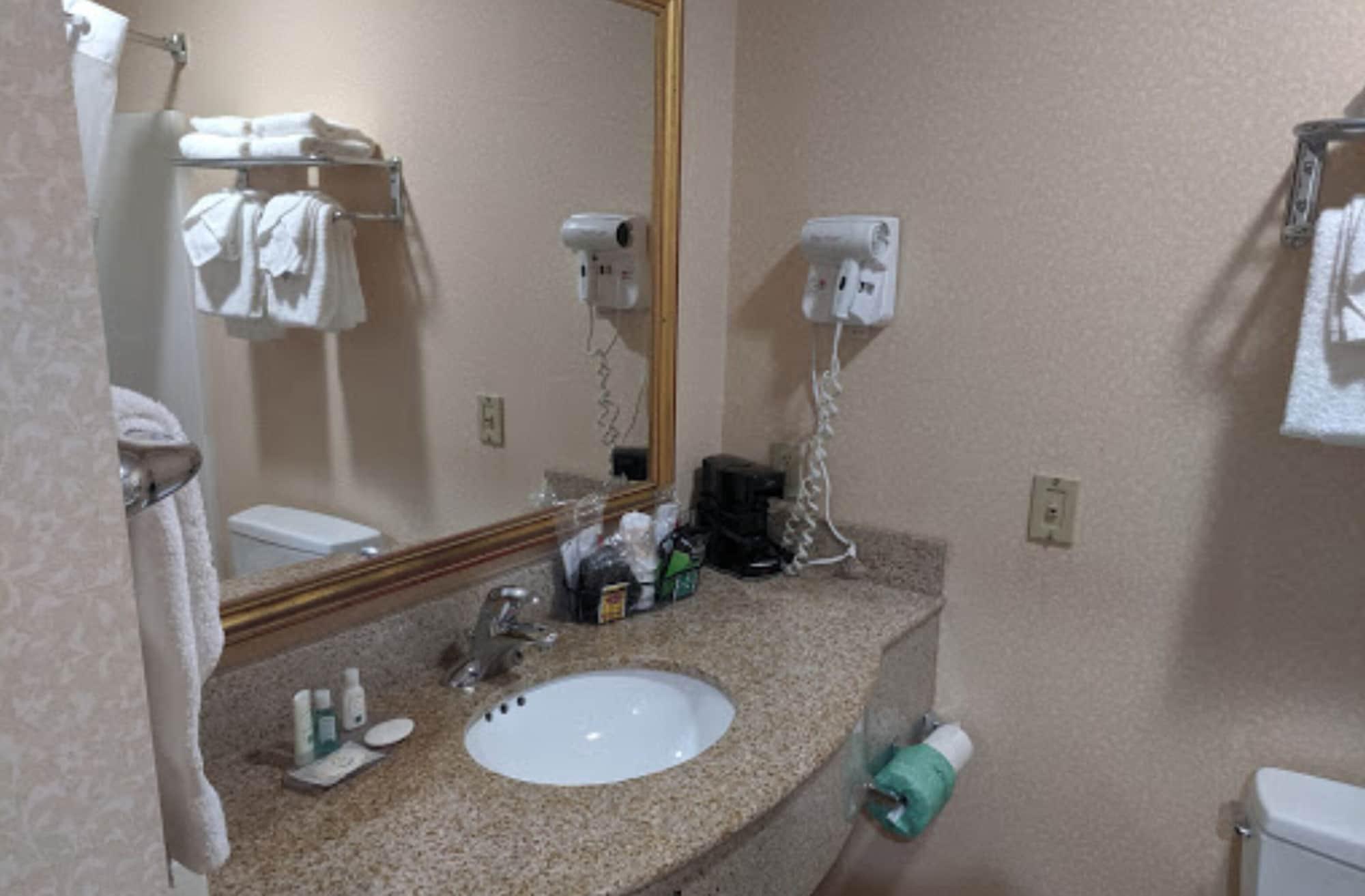 Econo Lodge Glens Falls - Lake George Bagian luar foto