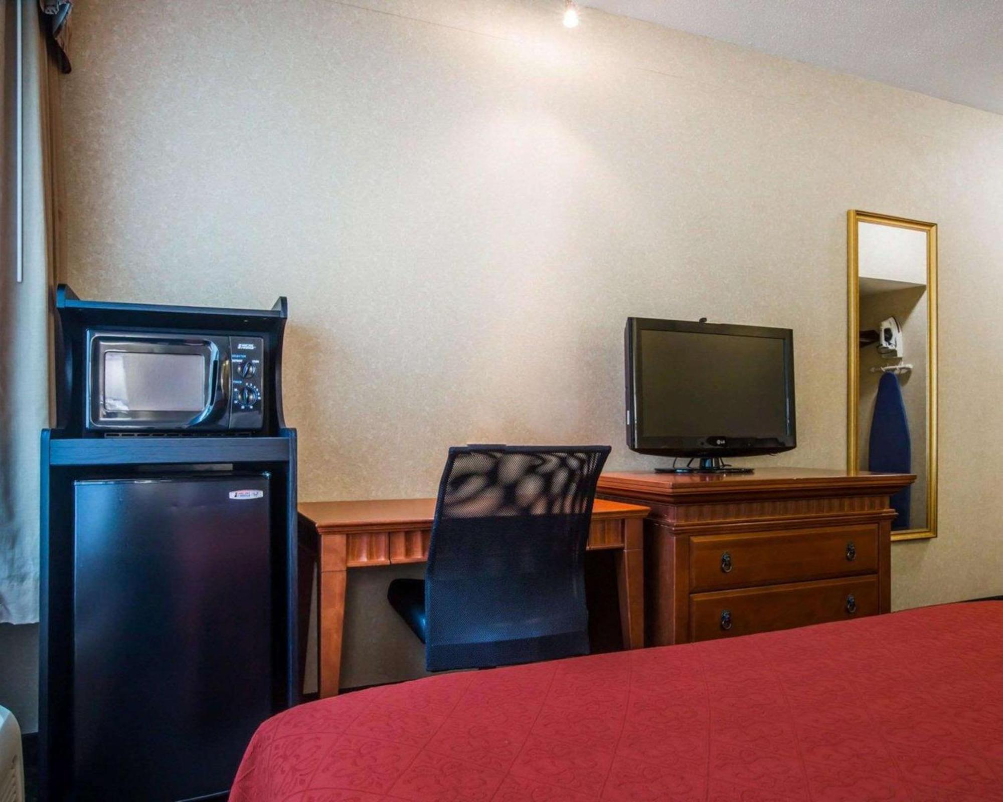 Econo Lodge Glens Falls - Lake George Bagian luar foto
