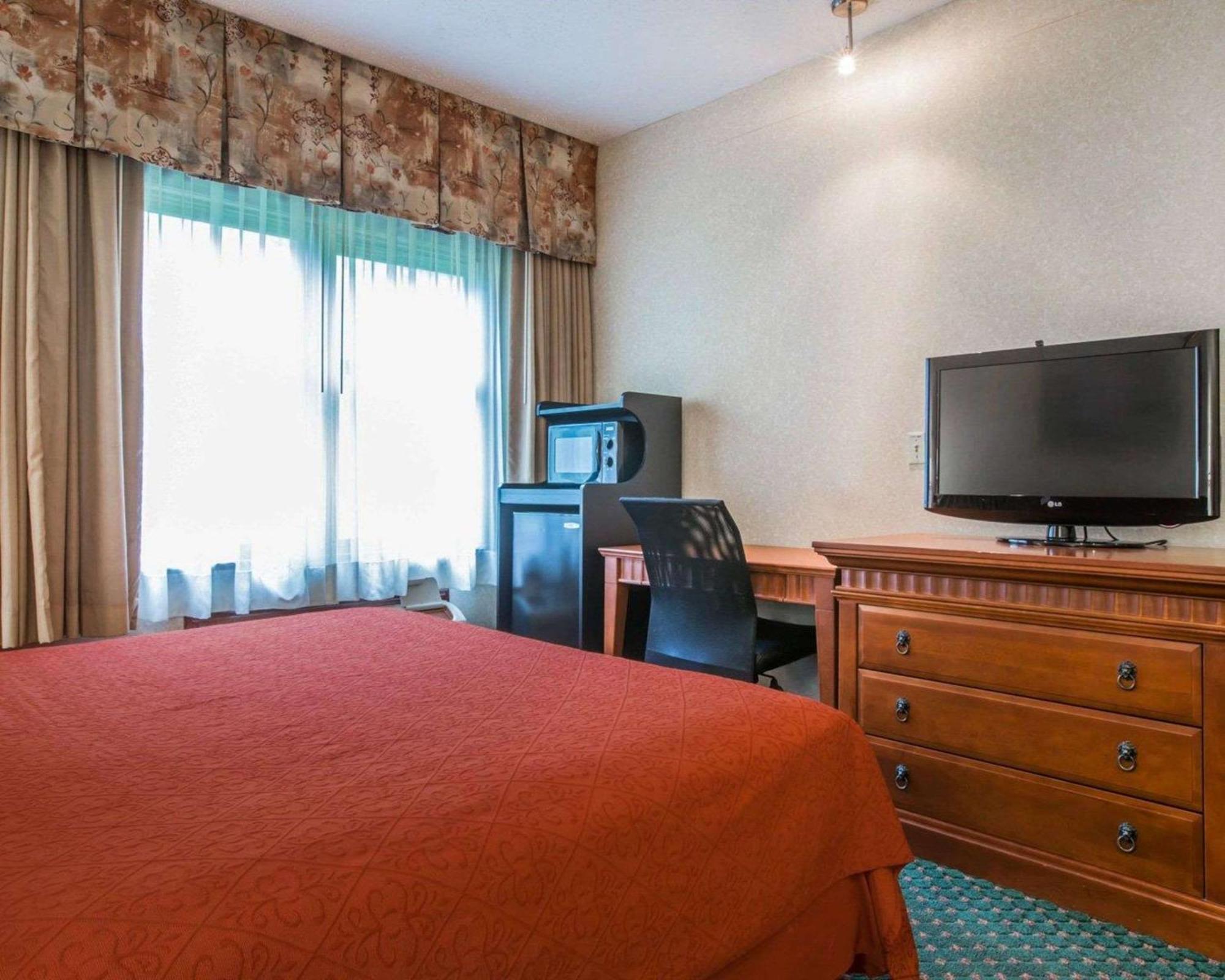 Econo Lodge Glens Falls - Lake George Bagian luar foto