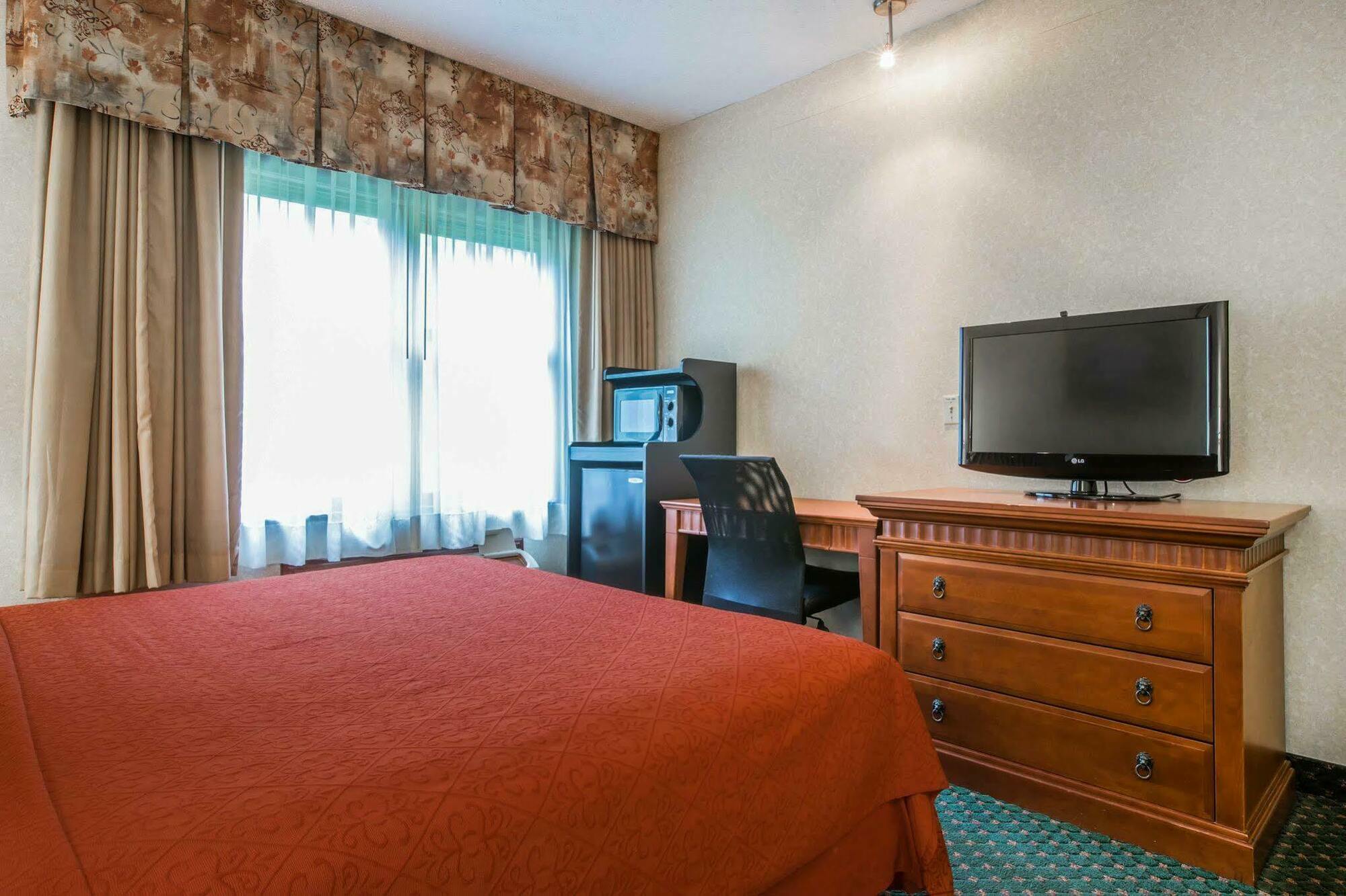 Econo Lodge Glens Falls - Lake George Bagian luar foto